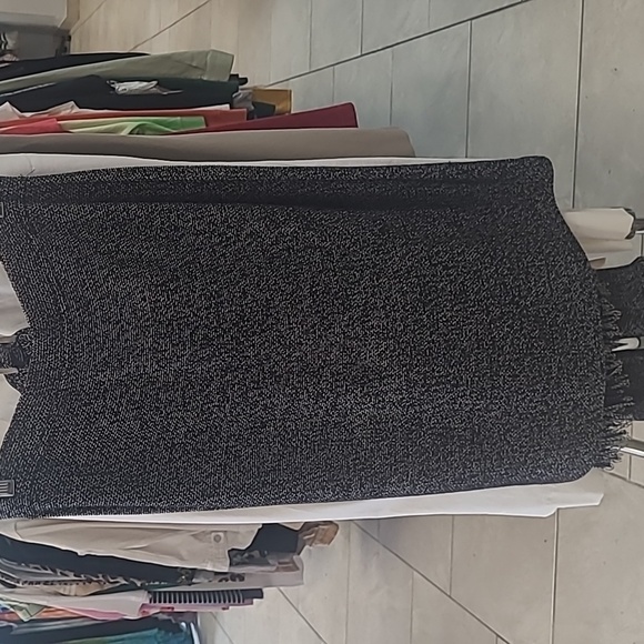 St John Knit - Picture 2 of 4